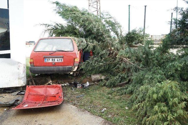 Gezmeye Çıkan Aile Geçirdikleri Kazada Ölümden Döndü