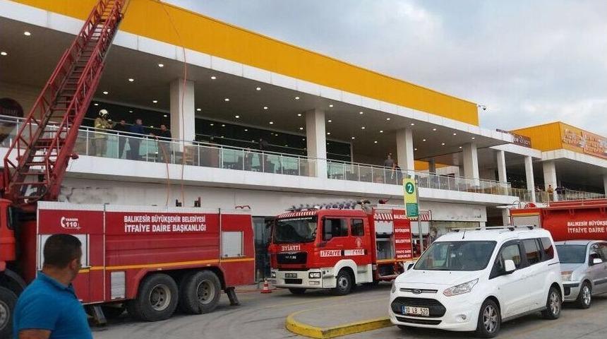 Avm&rsquo;de Baca Yangını Paniğe Neden Oldu