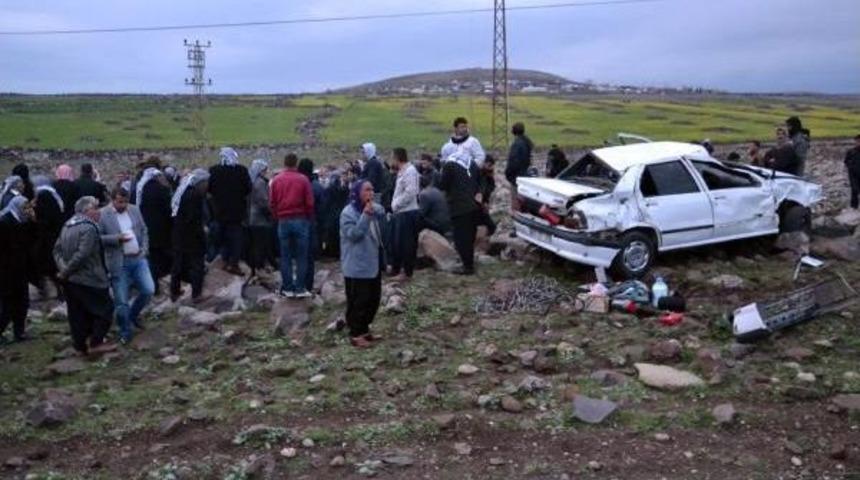 Siverek'te Otomobil Kayalara &Ccedil;arptı: 1 &Ouml;l&uuml;, 1 Yaralı