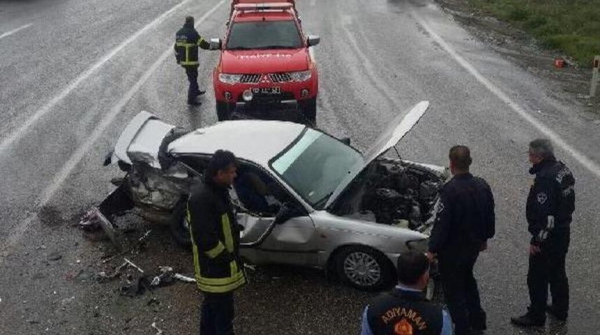 Adıyaman'da Otomobiller &Ccedil;arpıştı: 4 Yaralı