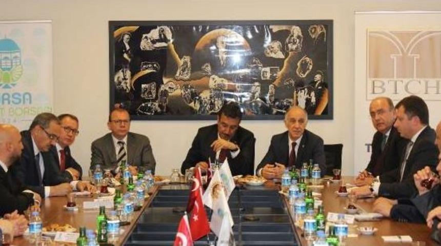 Bakan T&uuml;fenk&ccedil;i I&ccedil;in Hal Esnafı Meyvelerle 'evet' Yazdı (2)