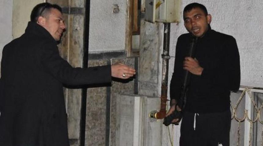 Alkol Alıp Pompalı T&uuml;fekle Intihara Kalkışan Genci Polis Ikna Etti