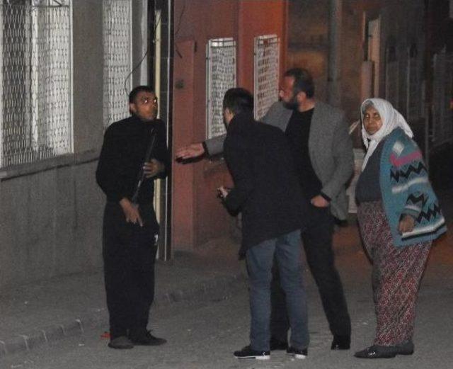 Alkol Alıp Pompalı Tüfekle Intihara Kalkışan Genci Polis Ikna Etti