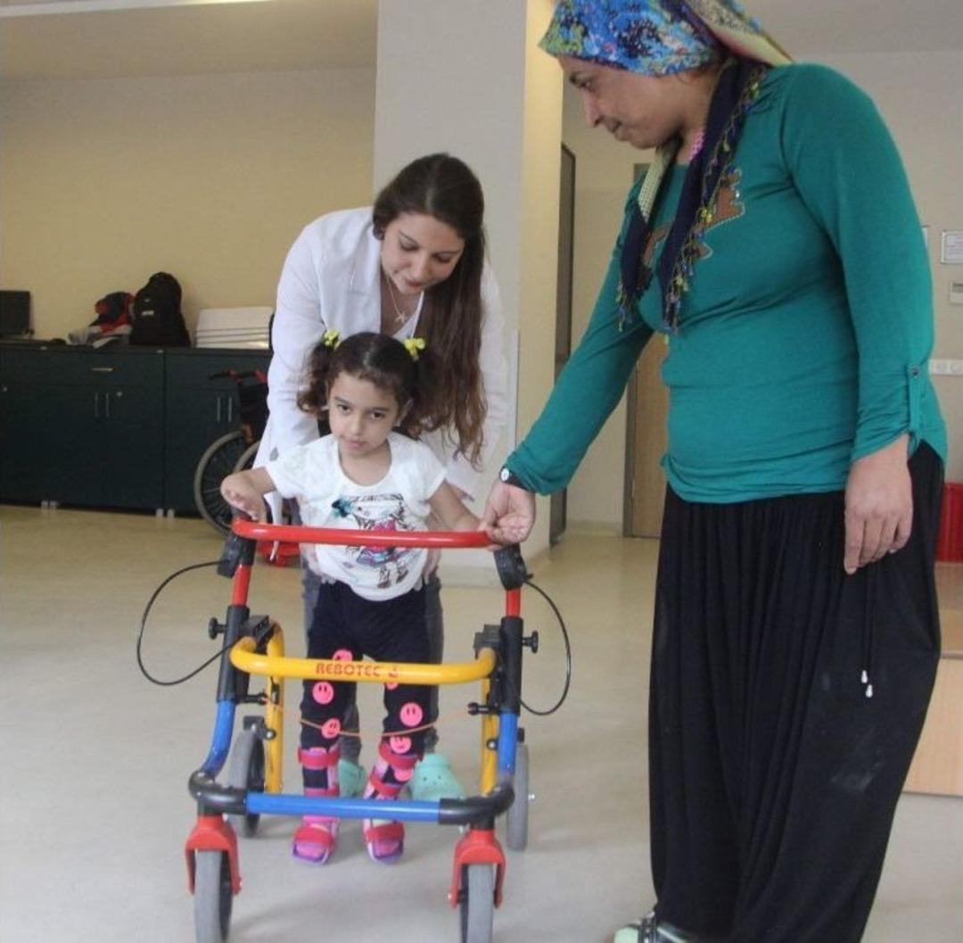 (&ouml;zel Haber) Emekleyemez Denilen Minik Kız Y&uuml;r&uuml;meye Başladı