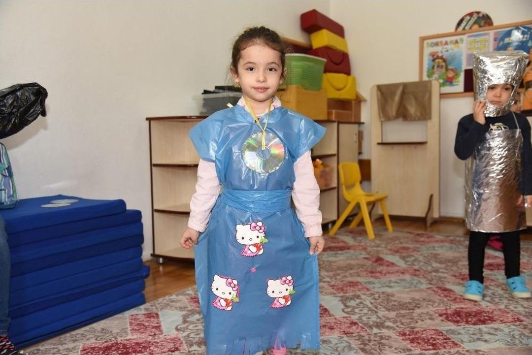 (&ouml;zel Haber) &Ccedil;&ouml;p Poşetinden Etek, Folyodan Astronot Kıyafeti Yaptılar