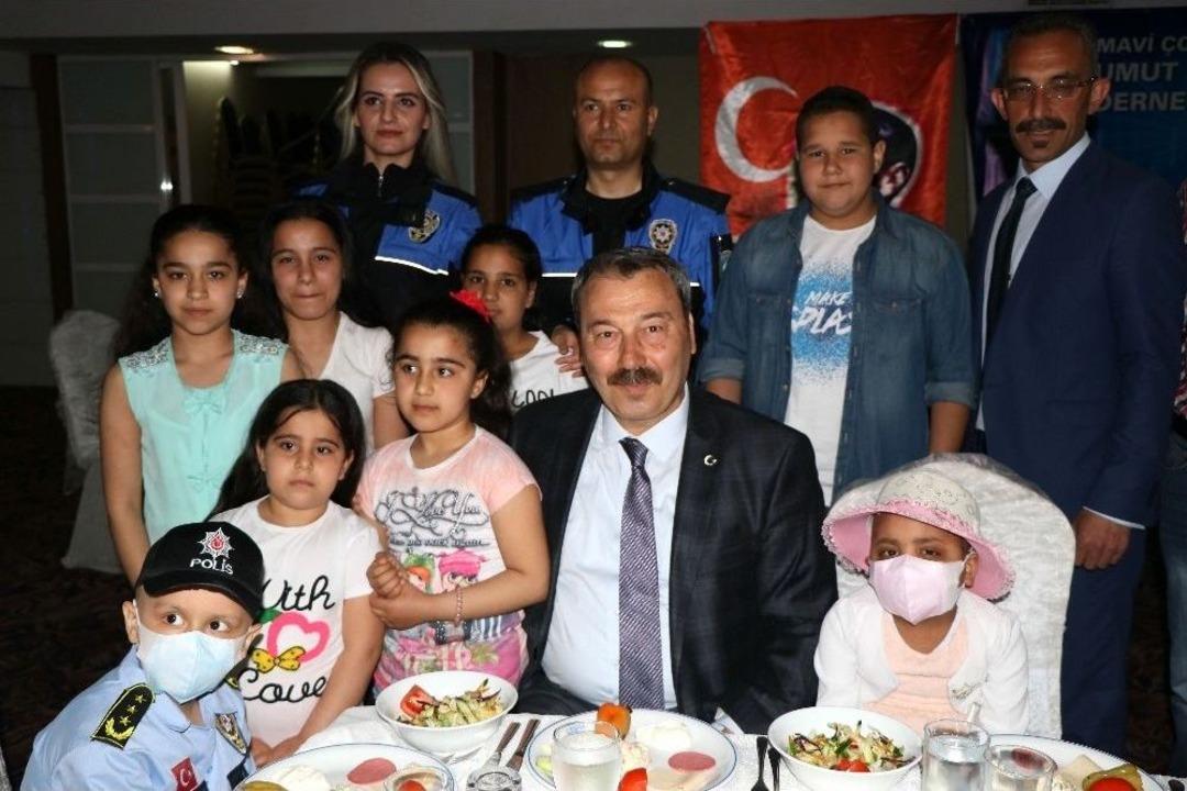 &Ccedil;ocukların "osman Amcası" L&ouml;semili &Ccedil;ocukları Moral Yemeğinde Yalnız Bırakmadı