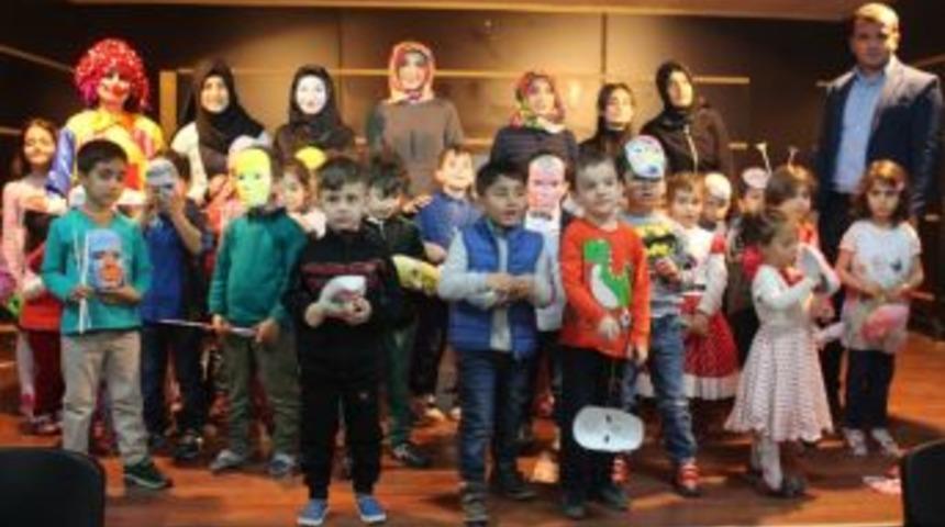 &Ouml;ğrencileri İ&ccedil;in Sahneye &Ccedil;ıktılar