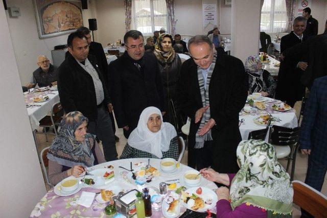 Bakan Faruk Özlü, Huzurevi Sakinleri İle Kahvaltı Yaptı