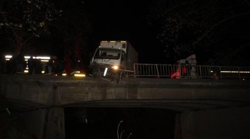 Kamyonet K&ouml;pr&uuml;de Asılı Kaldı