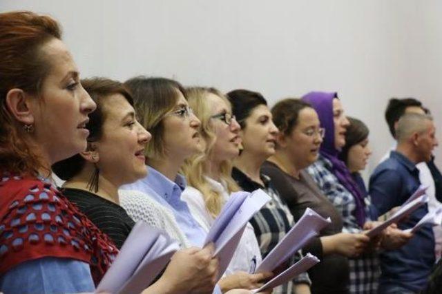 Bu Koro Kanserden Uzak Şarkılar S&ouml;yl&uuml;yor 1