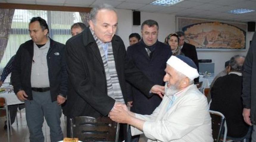 Bakan &Ouml;zl&uuml; Huzurevinde Yaşlılarla Pazar Kahvaltısı Yaptı