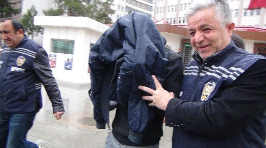 Yaşlı &Ccedil;iftin Buzdolabında Sakladığı Parayı Alan Dolandırıcı Yakalandı