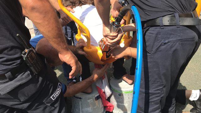 Salıncakta sıkışan çocuğu kurtarma operasyonu