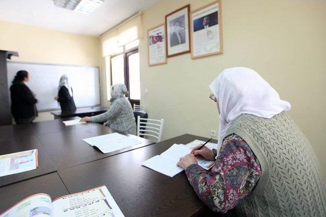 Yenimek Fatma Ninenin Okuma-yazma Hayalini Gerçeğe Dönüştürdü