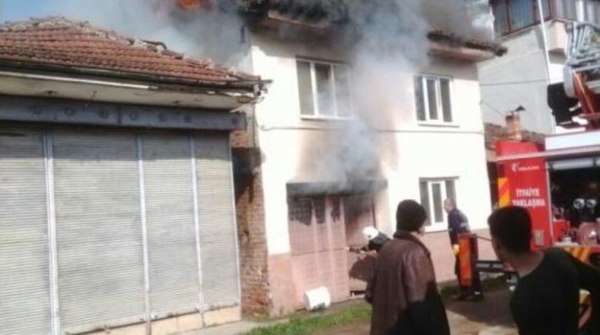 2 Katlı Ev Kullanılmaz Hale Geldi