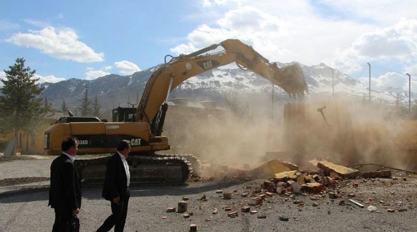 Seydişehir’de Eski Cezaevinin Yıkımına Başlandı