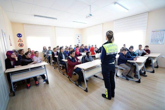 Öğrencilere Uygulamalı Trafik Eğitimi Veriliyor