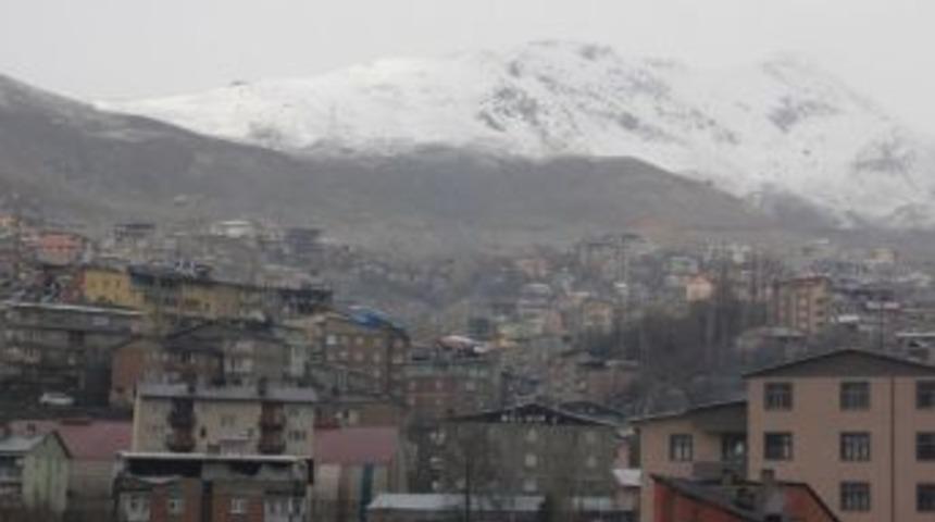 Hakkari&rsquo;nin Y&uuml;ksek Kesimlerine Kar Yağdı