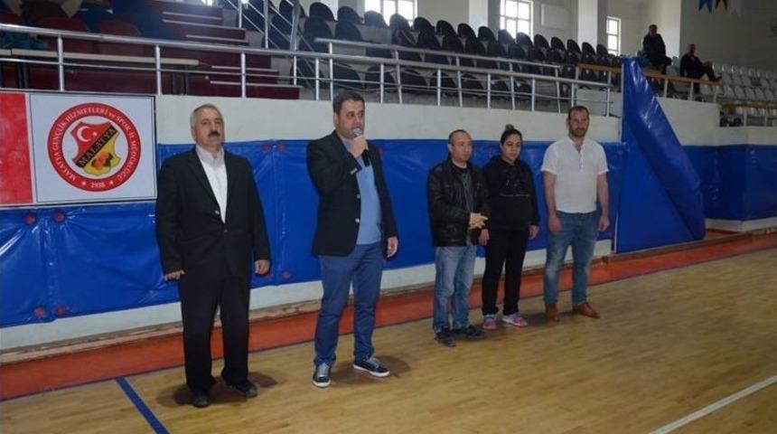 Okullar Arası K&uuml;&ccedil;&uuml;kler Kız - Erkek Hentbol Yarı Final M&uuml;sabakaları S&uuml;r&uuml;yor