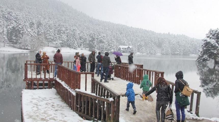 G&ouml;lc&uuml;k&rsquo;te Kar Yağışı Tatilcileri B&uuml;y&uuml;ledi