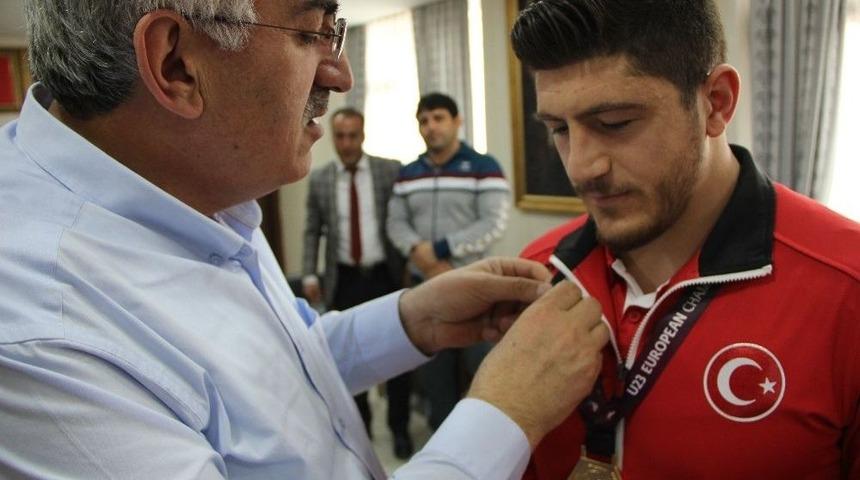Ak Parti İl Başkanı Öz, Şampiyon Güreşçiyi Altınla Ödüllendirdi