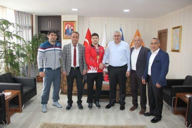 Ak Parti İl Başkanı Öz, Şampiyon Güreşçiyi Altınla Ödüllendirdi 1