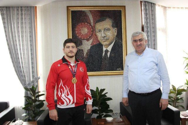 Ak Parti İl Başkanı Öz, Şampiyon Güreşçiyi Altınla Ödüllendirdi 2