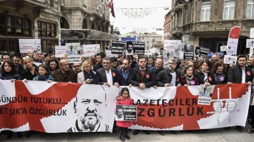 Ahmet Şık'ın Tutukluluğu'nun 100'&uuml;nc&uuml; G&uuml;n&uuml;nde 100 Adımlık Y&uuml;r&uuml;y&uuml;ş