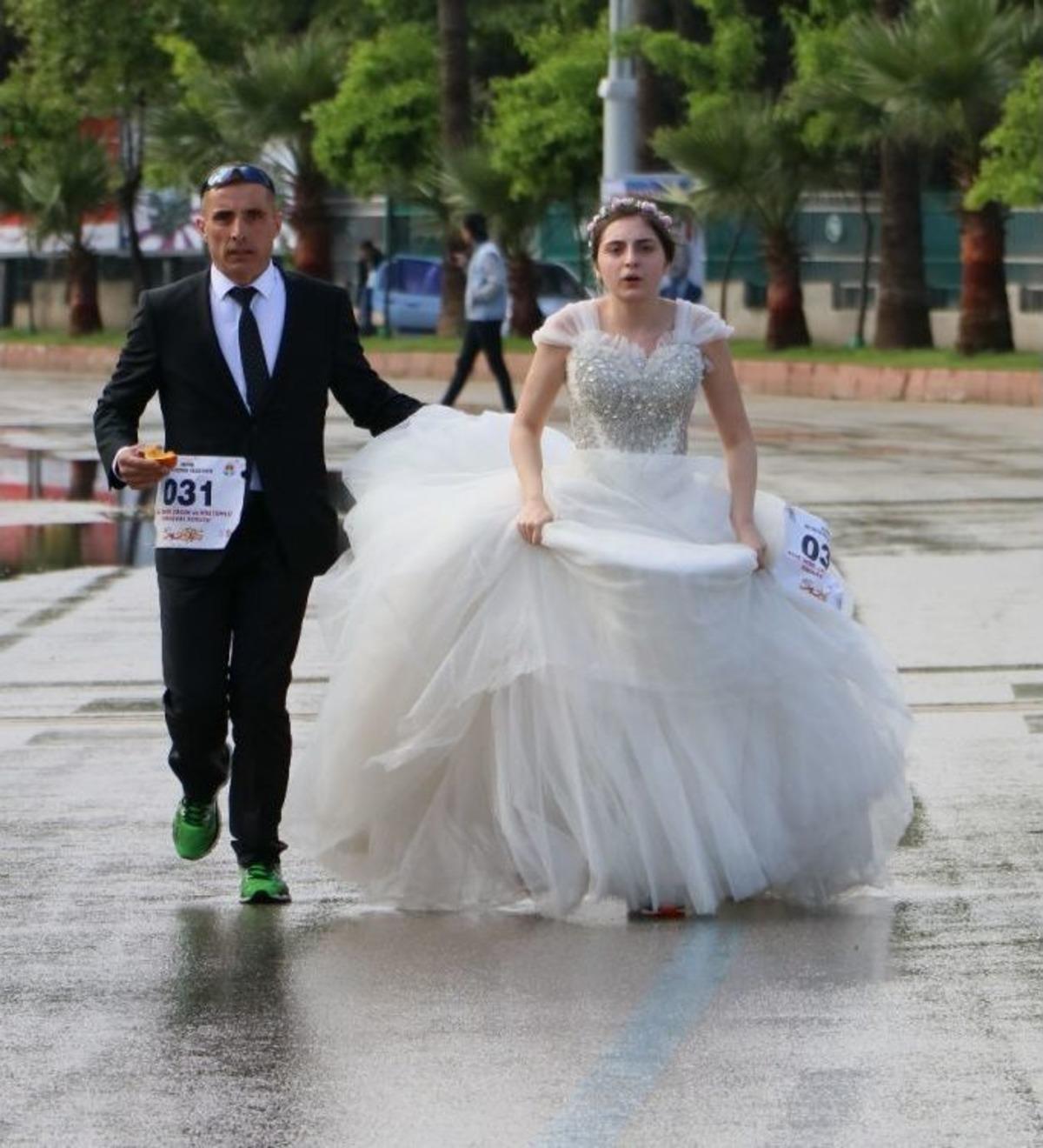 &lsquo;kost&uuml;ml&uuml; Koşu&rsquo;da Gelinlik Ve Damatlıkla Koştular