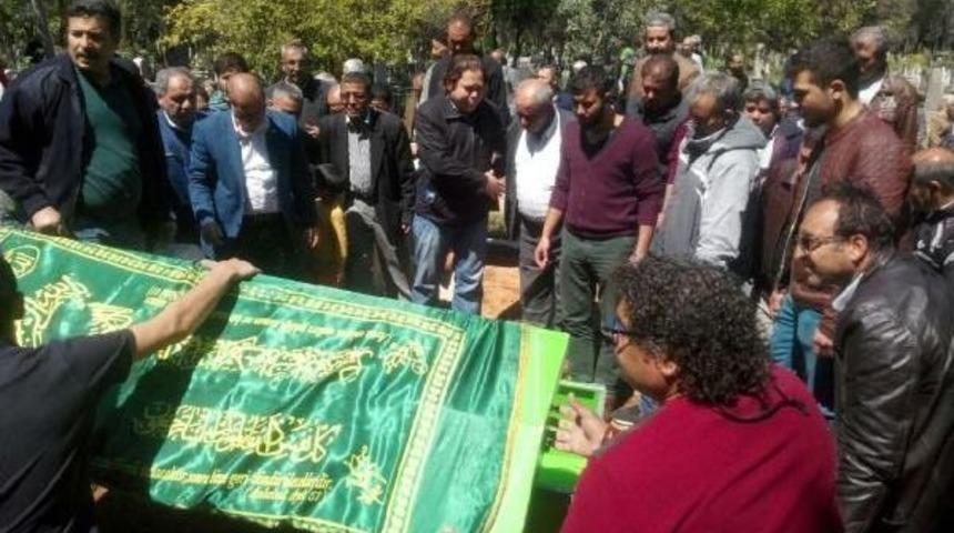 30 Yıl &Ouml;nce Yaptırdığı Mezarına Defnedildi