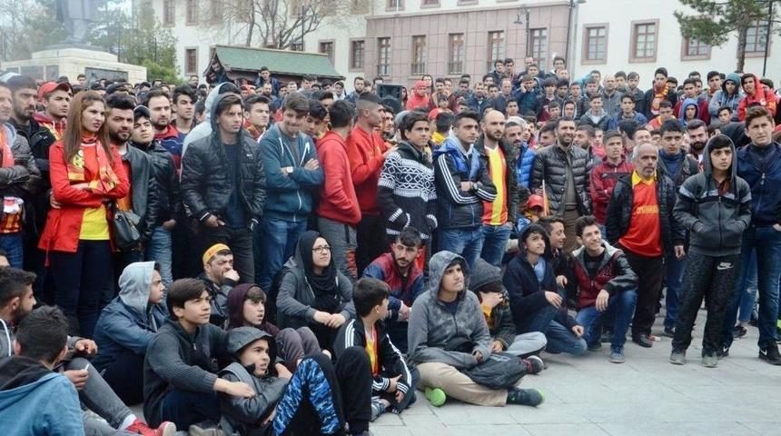 Taraftar Ma&ccedil;ı Dev Ekrandan İzledi