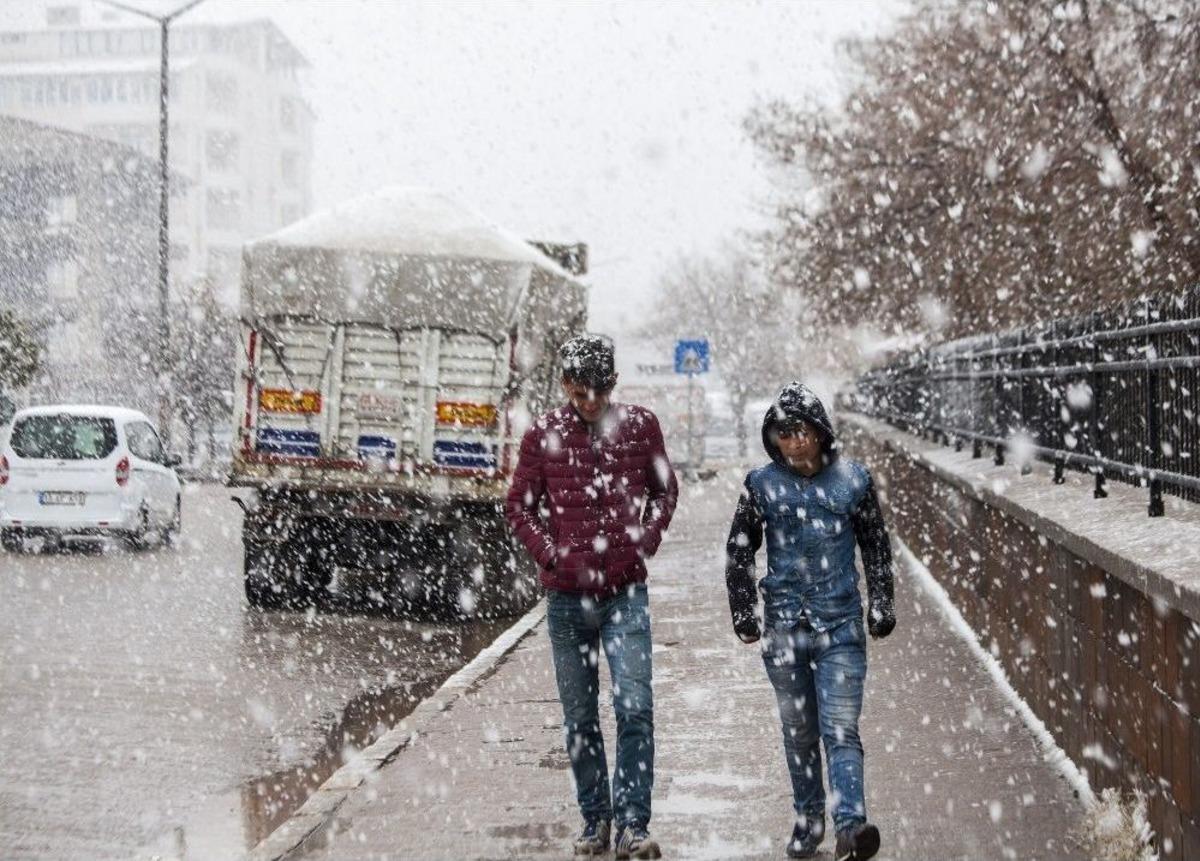 Ahlat&rsquo;ta Kar Yağışı