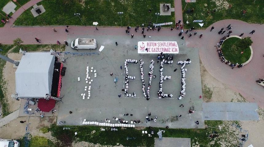 300 Gazi Ve Şehit Yakını İnsan Zinciri Oluşturarak &lsquo;evet&rsquo; Yazdı