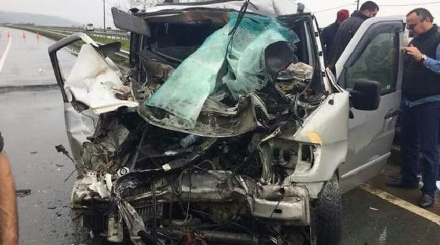 Rize&rsquo;de İtfaiye Aracı G&uuml;rc&uuml; Plakalı Minib&uuml;sle &Ccedil;arpıştı: 1 &Ouml;l&uuml;, 6 Yaralı