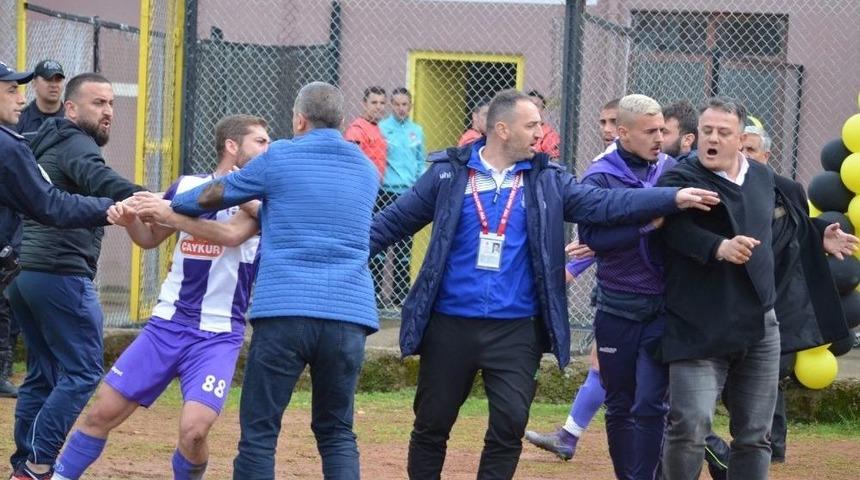 Şampiyonluk Ma&ccedil;ında Trib&uuml;nden Sahaya İnen Başkan Futbolcu D&ouml;vd&uuml;
