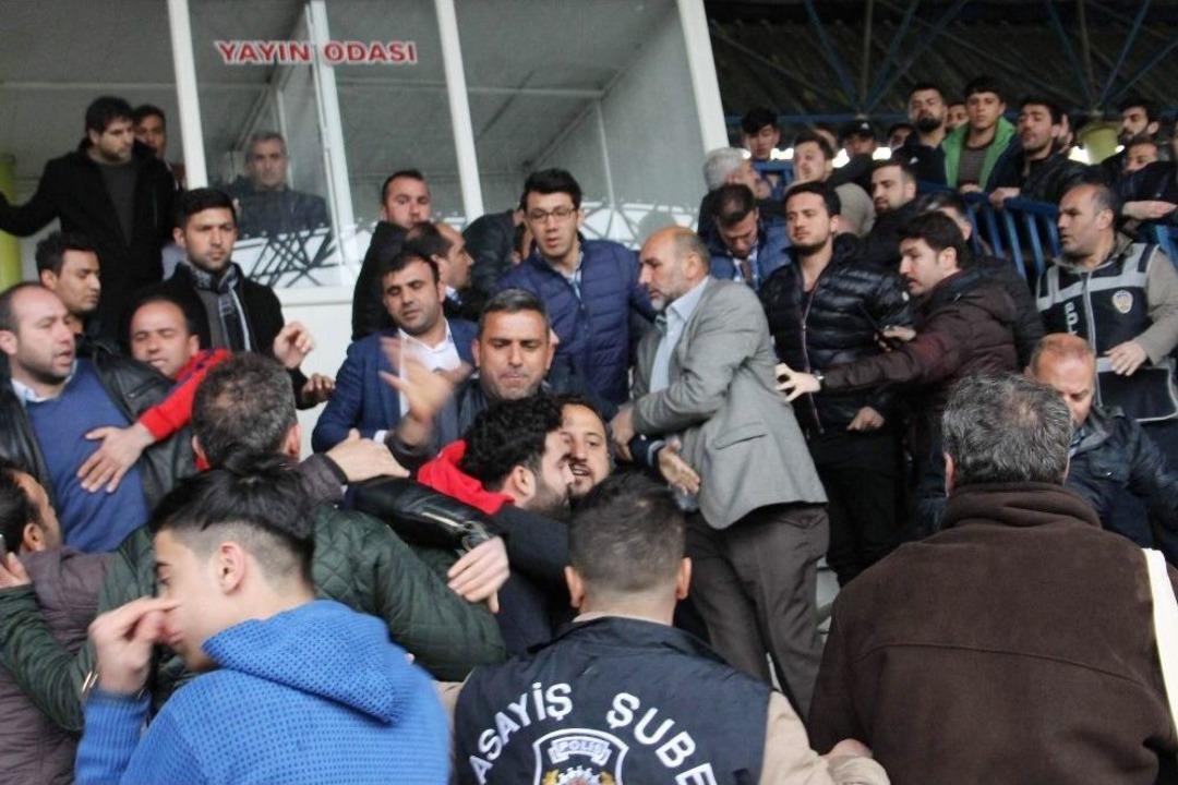 Amat&ouml;r Ma&ccedil;ta Olay &Ccedil;ıktı: 2 Yaralı