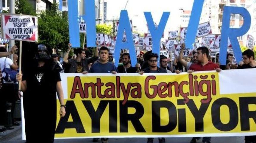 Antalya'da 2 Bin Kişi 'hayır' I&ccedil;in Y&uuml;r&uuml;d&uuml;