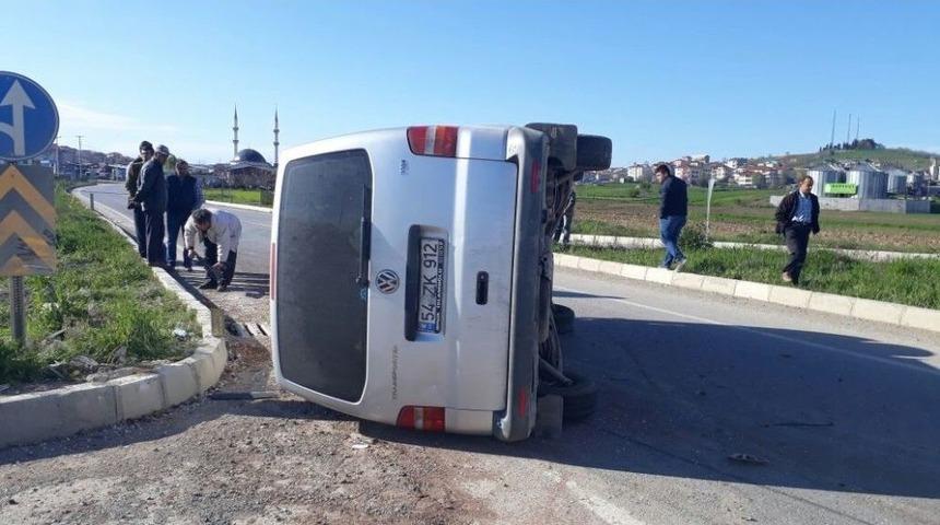 Minib&uuml;s İle Otomobil &Ccedil;arpıştı: 4 Yaralı