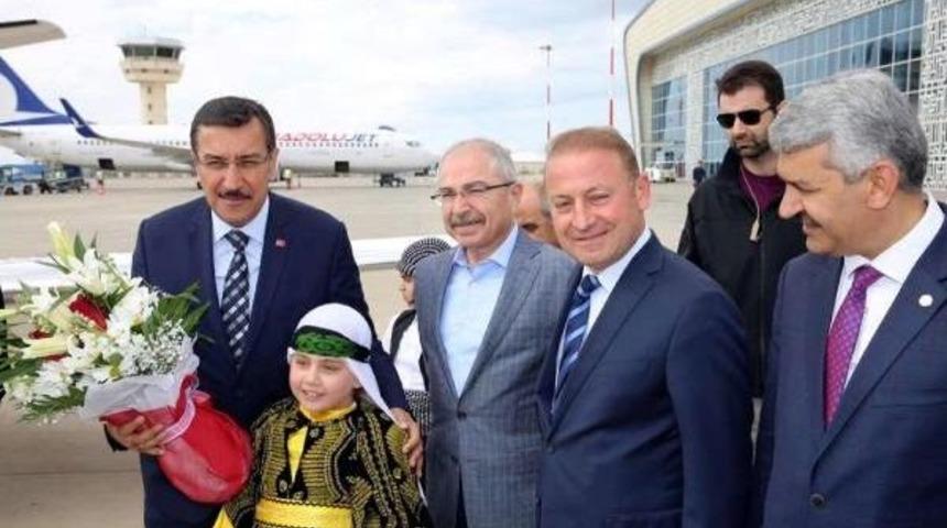 Bakan Tüfenkci, Yağdan 2 Kez Dağılan Kalabalığa 3'üncüde Konuşabildi