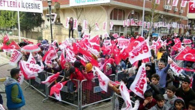 Bakan Tüfenkci, Yağdan 2 Kez Dağılan Kalabalığa 3'üncüde Konuşabildi