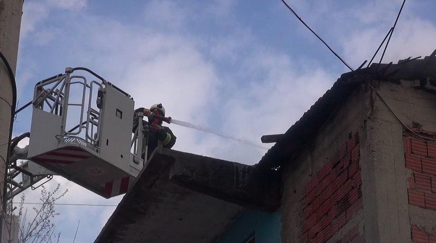 İki Katlı Evde &Ccedil;ıkan Yangın Korkuttu