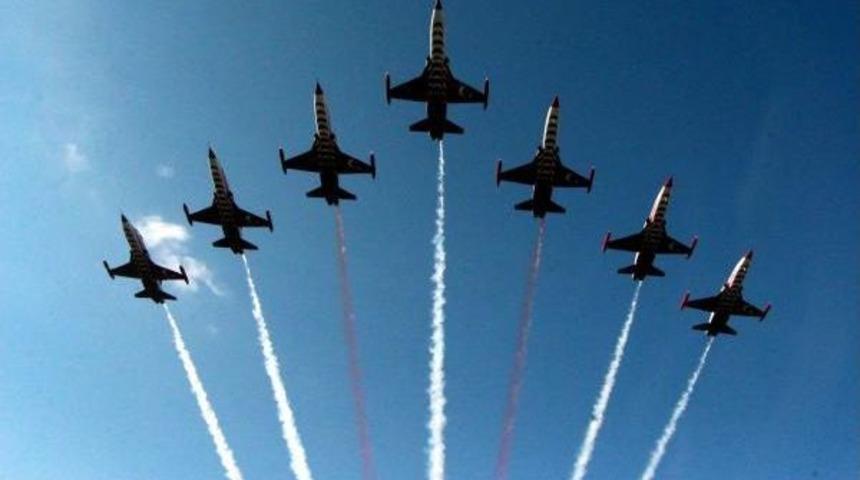 Şanlıurfa'da, T&uuml;rk Yıldızları G&ouml;sterisi Nefes Kesti