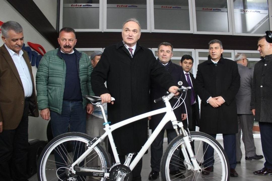 Bilim Sanayi Ve Ticaret Bakanı &Ouml;zl&uuml; D&uuml;zce&rsquo;de