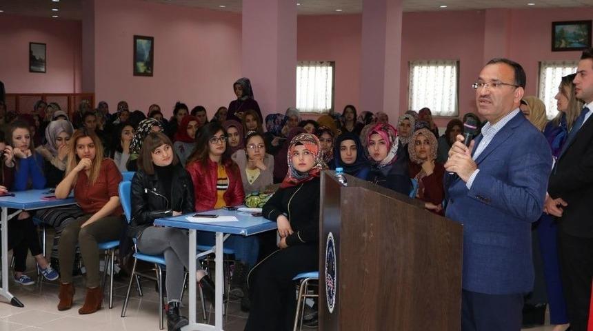 Bakan Bozdağ, Yozgat&rsquo;ta &Uuml;niversite &Ouml;ğrencilerinin Sorularını Yanıtladı