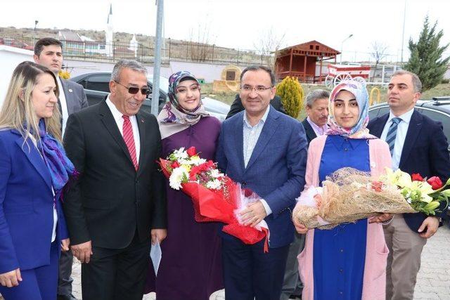 Bakan Bozdağ, Yozgat’ta Üniversite Öğrencilerinin Sorularını Yanıtladı