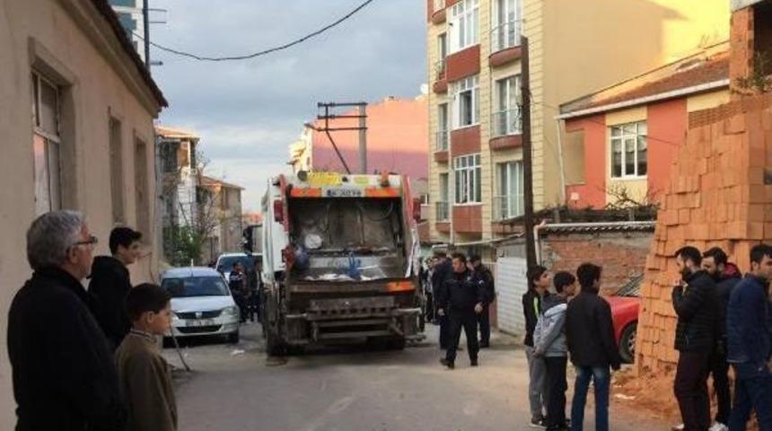 Topun Peşinden Koşarken Kamyon Altında Kalan &Ccedil;ocuk &Ouml;ld&uuml;