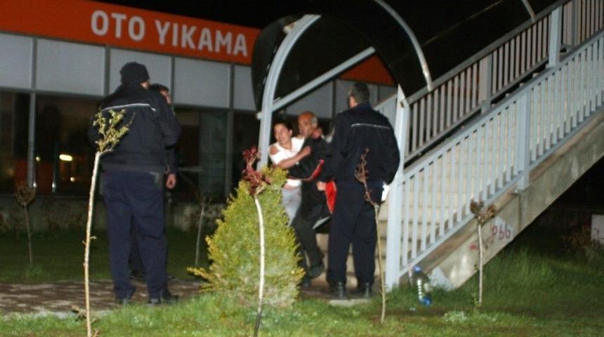 Sinir Krizi Ge&ccedil;iren Gen&ccedil; Kız &Uuml;st Ge&ccedil;ide &Ccedil;ıkarak Kollarını Kesti