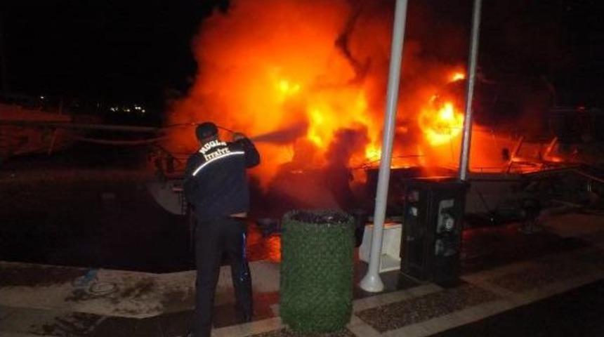 Marmaris Yat Limanı'nda Demirli 3 Teknede Yangın