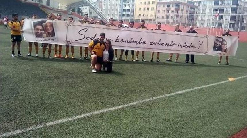 Ragbi Ma&ccedil;ında S&uuml;priz Evlilik Teklifi