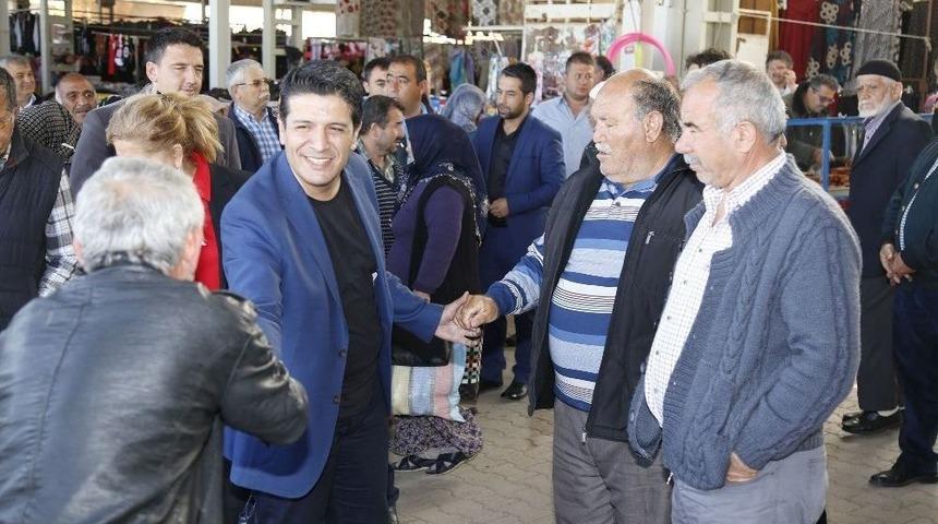 Başkan Gen&ccedil; Pazarda Vatandaşlarla Kucaklaştı